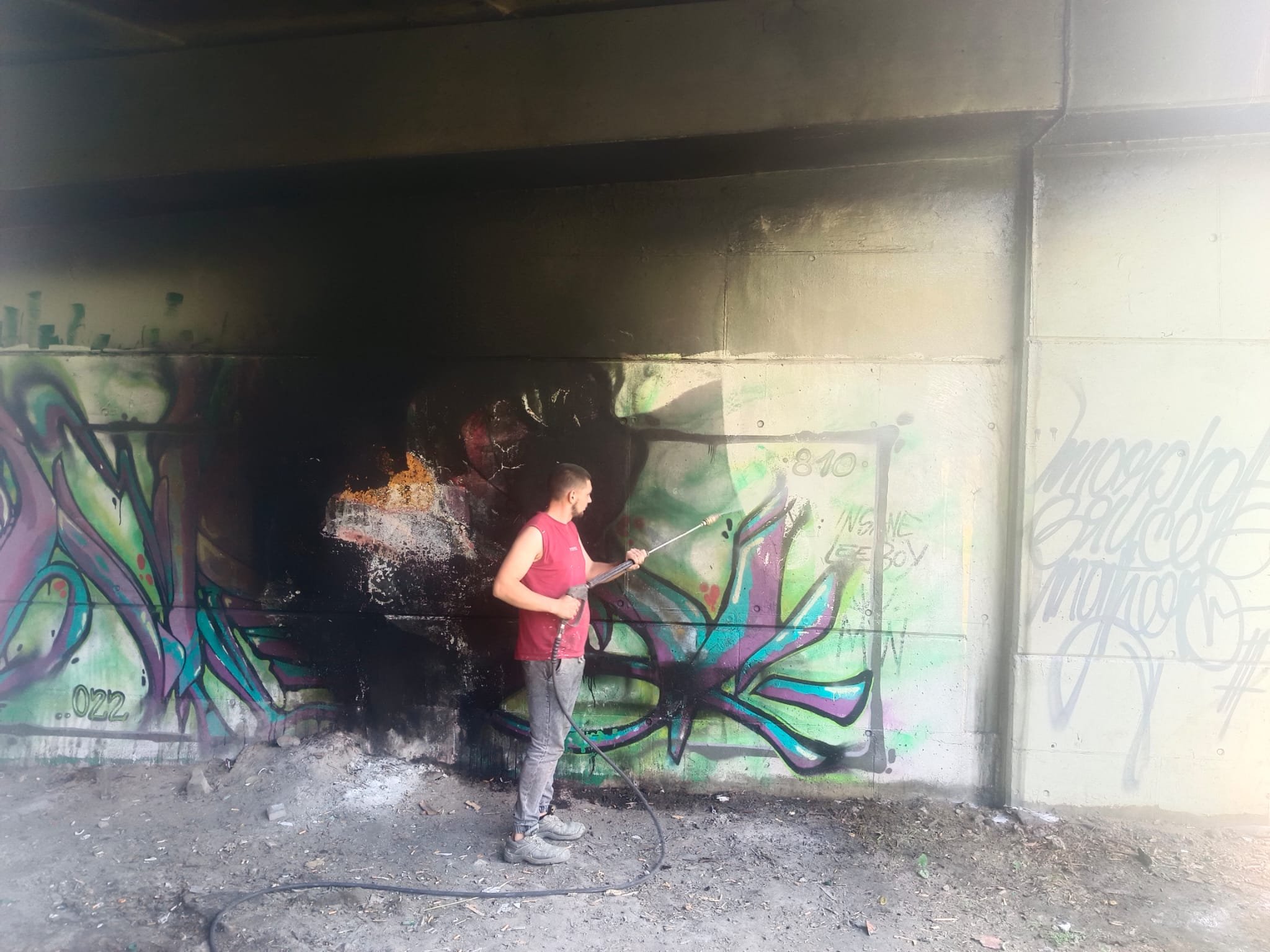 Ukázka čištění graffiti
             
          Ukázka čištění graffiti